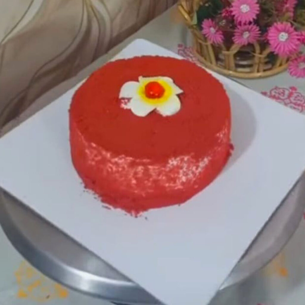 এই কেকটি নরম এবং এর নকশা নিখুঁত।